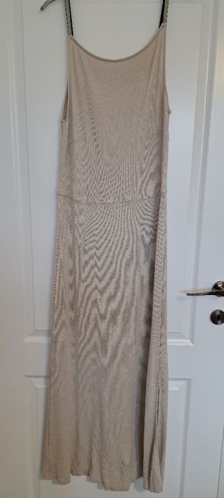 Vând rochii noi cu eticheta.