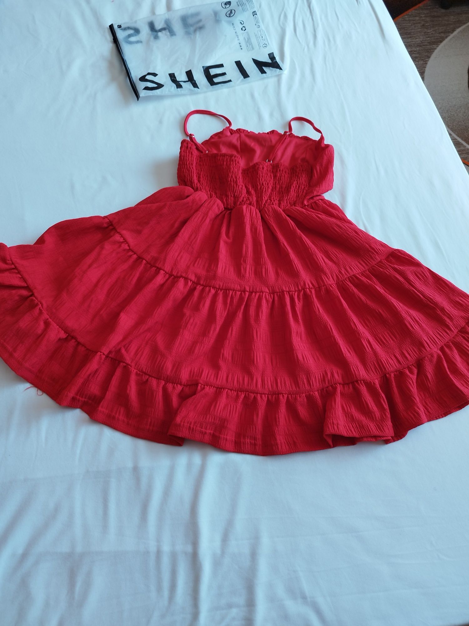 Малка червена рокля с презрамки