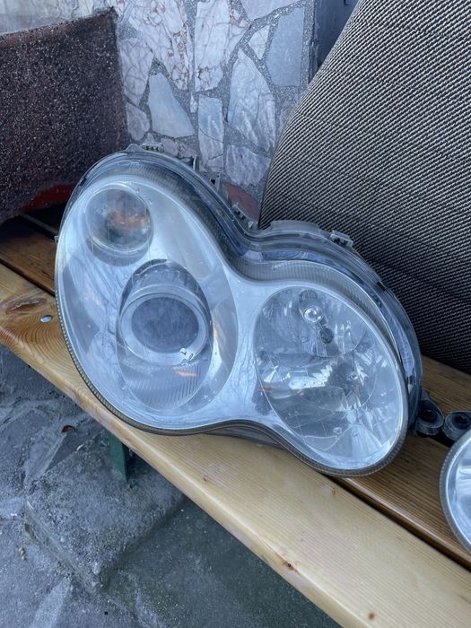 Оригинални фарове за мерцедес w203 с лупи ксенон оборудвани