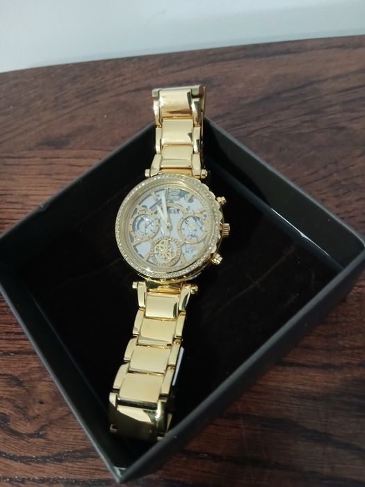 Ceas GUESS perfecta stare fara nici o urma de zgarietura, ca nou.
Tip