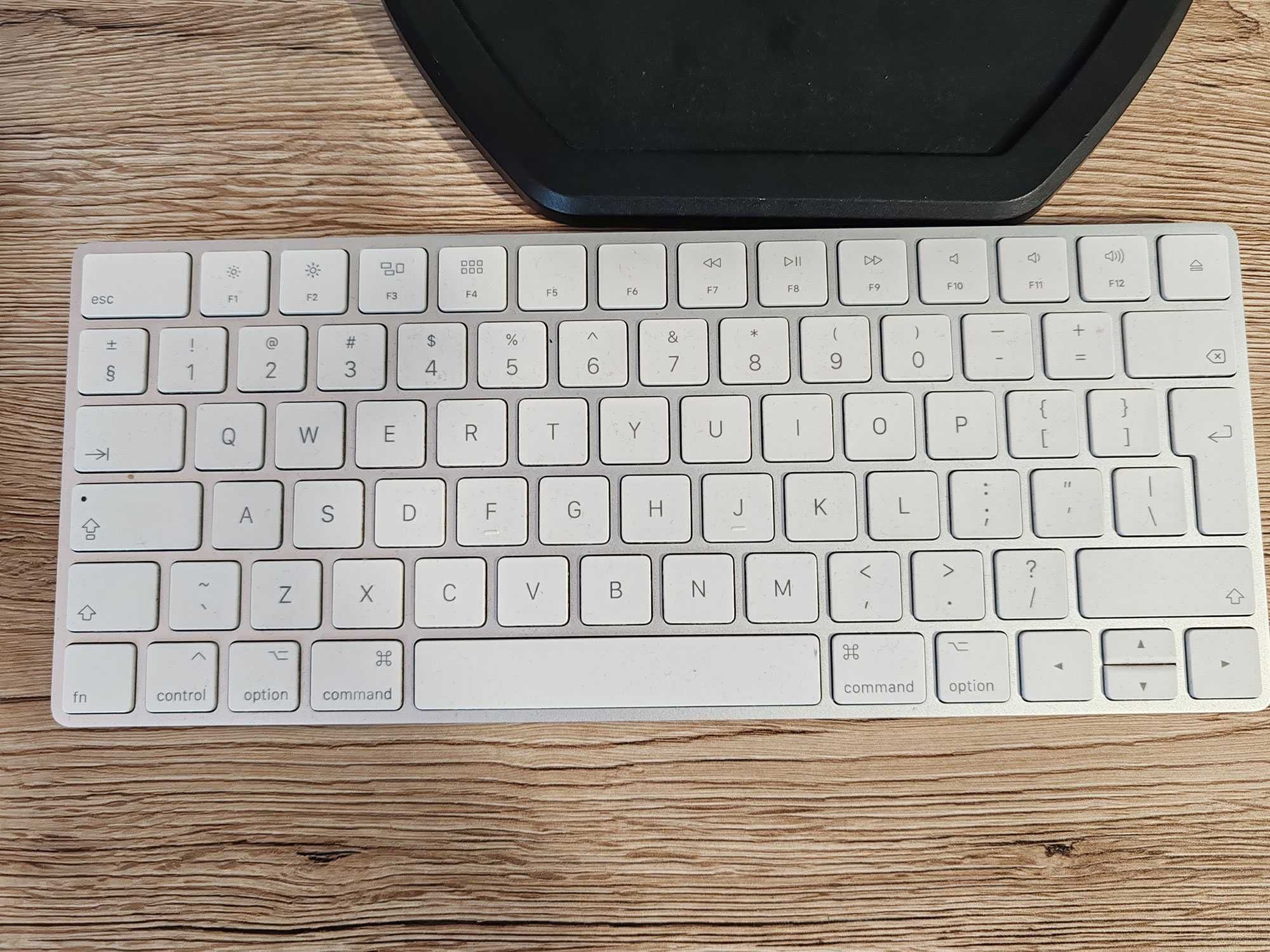 Mac Mini, monitor Philips full HD, Magic Keyboard, Magic Mouse