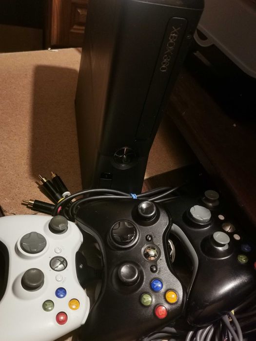 Xbox 360 S конзола  3 джойстика