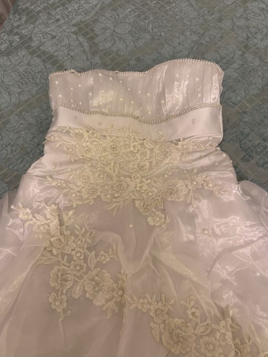 Продам свадебное платье . Чистое , белое размер 42-44