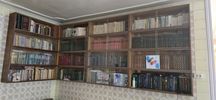 Полки с книгами в хорошем состоянии
