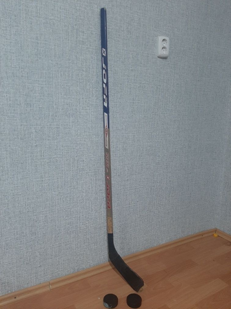 Клюшка JOFA + 2 шайбы. Б/у. Левый хват.