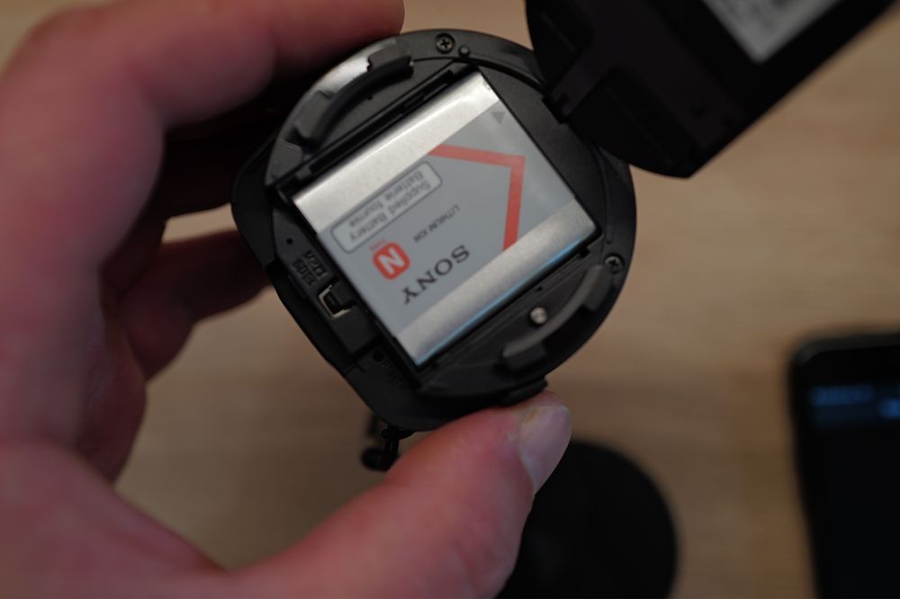 Aparat foto Sony Cybershot DSC-QX10 cu WiFi Lentila G 18 megapixeli