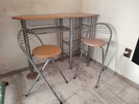 Mini bar cu 2 scaune pliante.