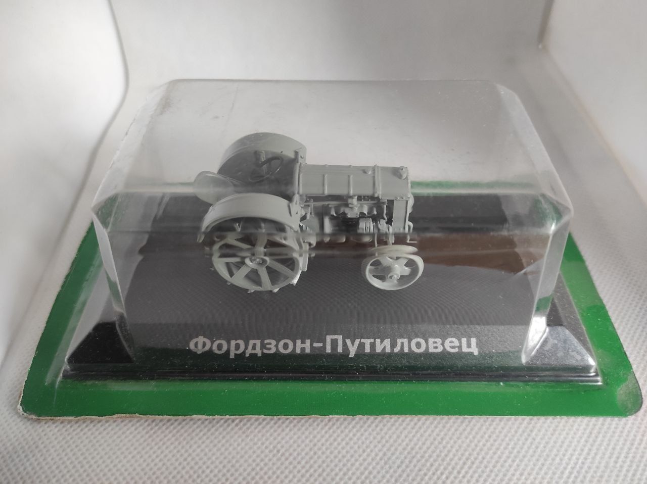 Продам модели тракторов в масштабе 1/43.