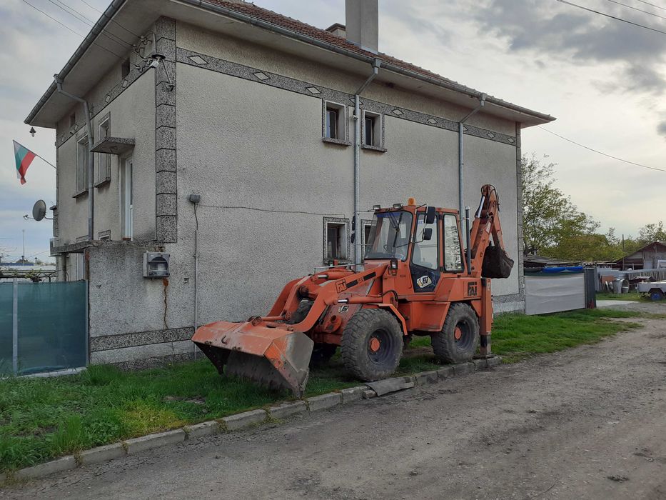 Багер, челен товарач с копател