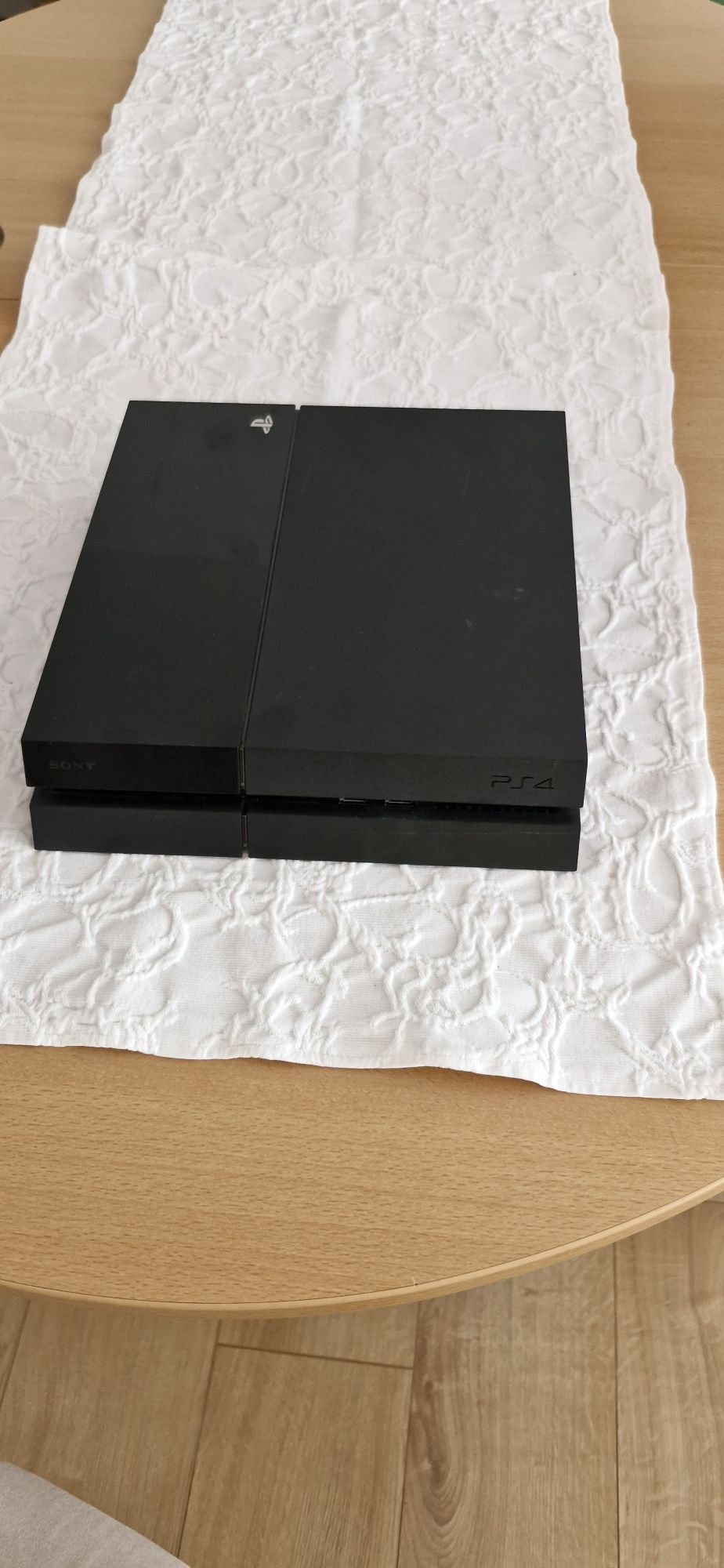 Vând PS4 Slim cu 2 controlere