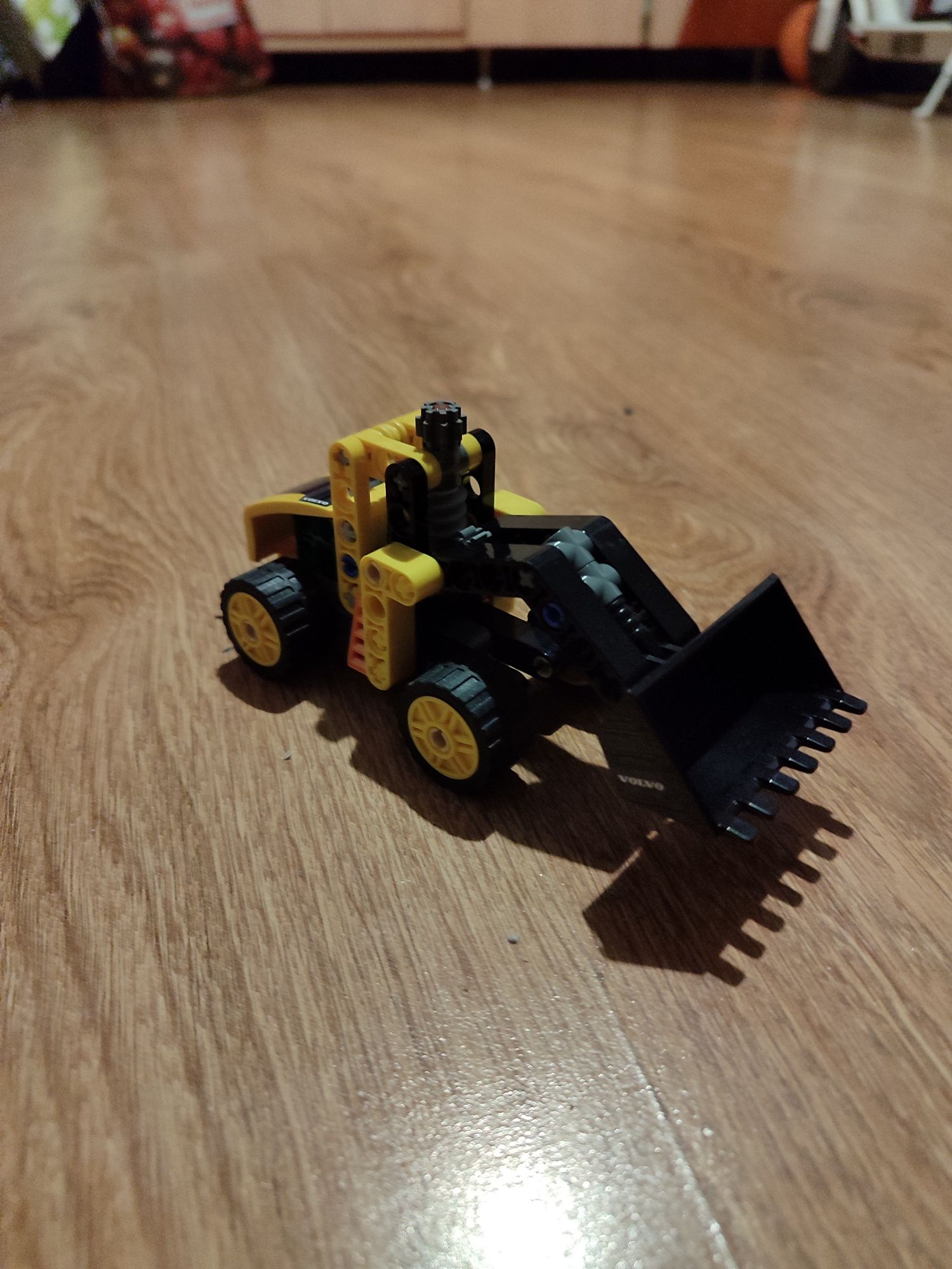 Vând excavator Lego