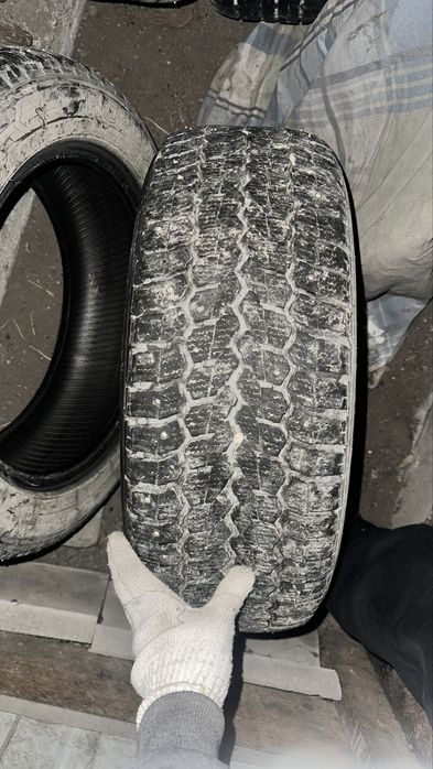 Продам зимнюю резину (шипы) 205/55/16