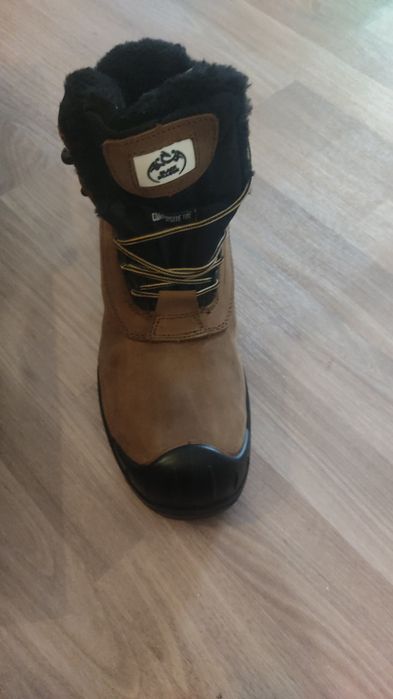Продам ботинки зимние