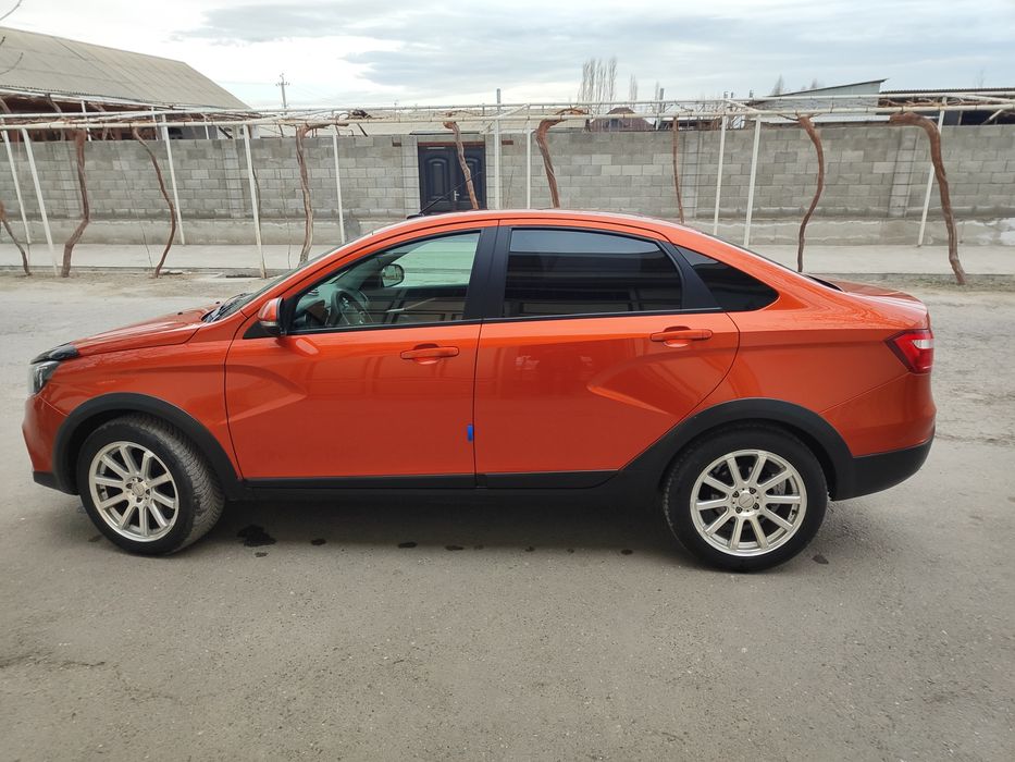 Lada Vesta ew cross