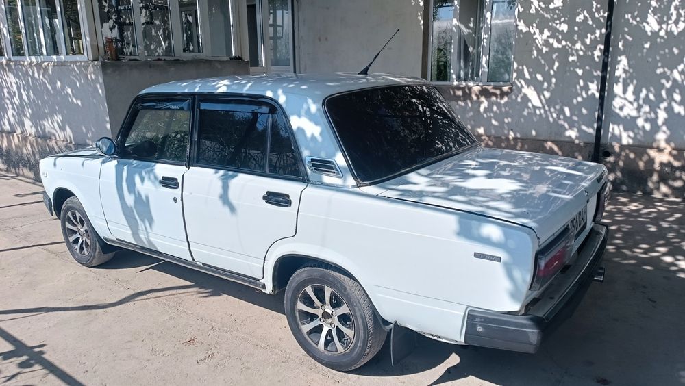 Lada 2107 sotiladi