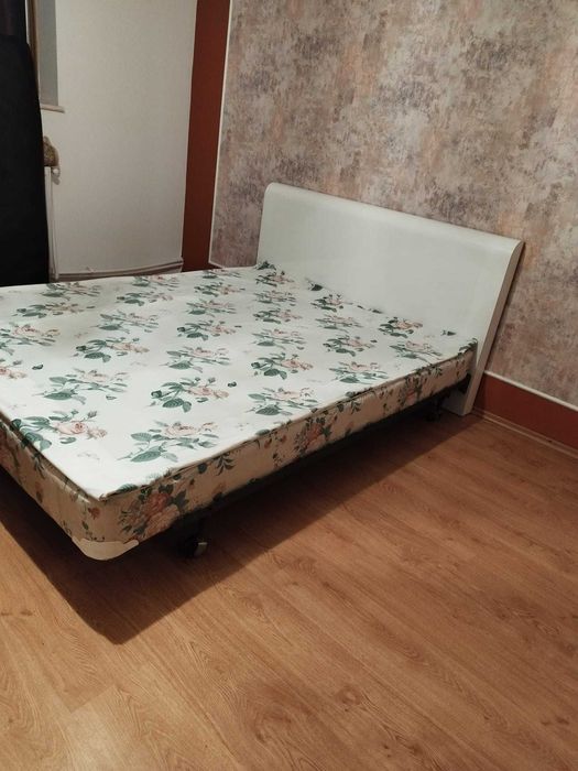 Vând pat dublu (1.5/2 m)