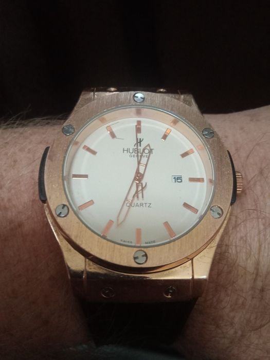 Продаю часы HUBLOT стильный дизайн ремешок кожаный кварцевые