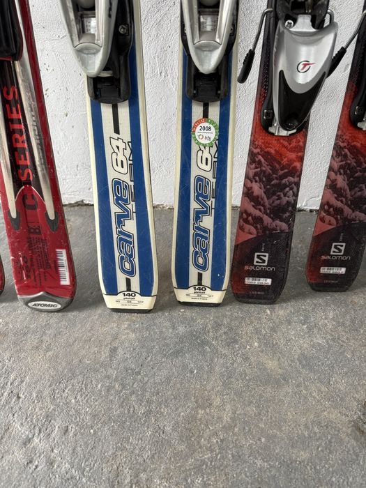 De vanzare patru perechi de schiuri