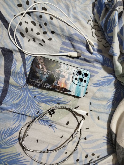 Vând cablu încărcare iPhone 14 si husa