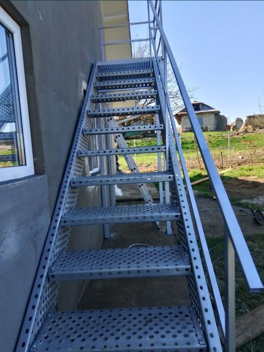 Vând scarii metalice zincate exterioare și pentru incendii , platforme