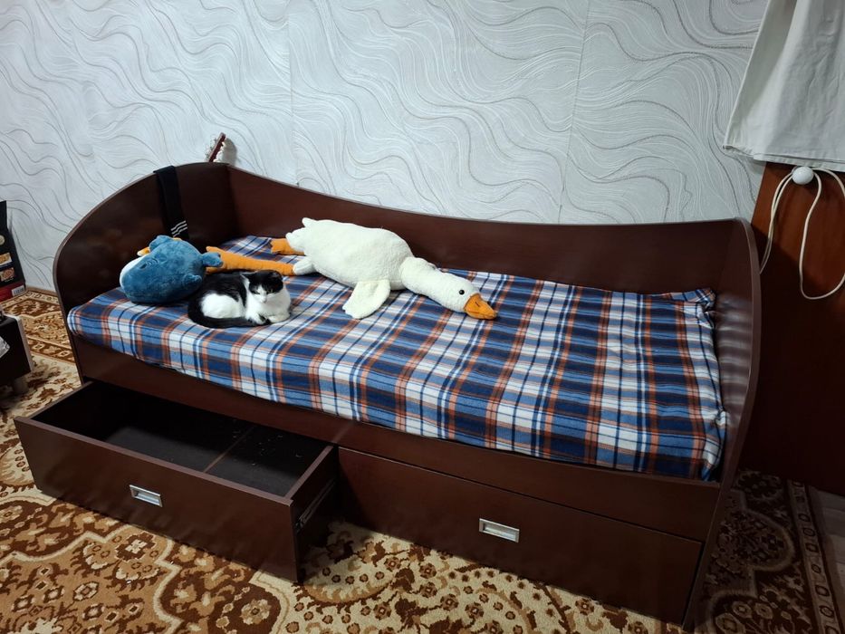 Продаю односпальную кровать.