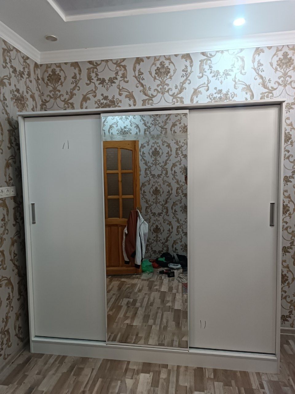 Shkaf sotiladi  dastafka ustanovka bepul 
Dastafka xizmati bepul 
Mebe