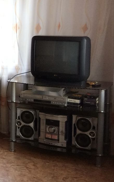 Телевизор и стеклянная подставка под телевизор