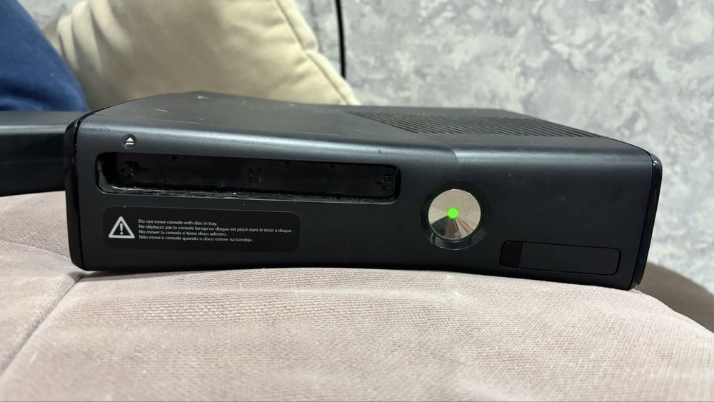 Продам игровую приставку Xbox 360
