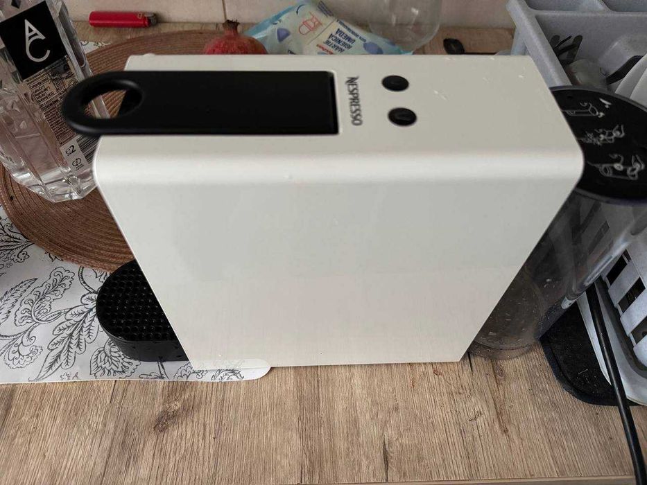 Espressor capsule NESPRESSO Essenza Mini