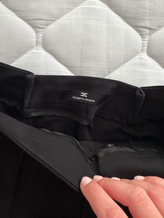 Продавам дамски панталонки Elisabetta Franchi