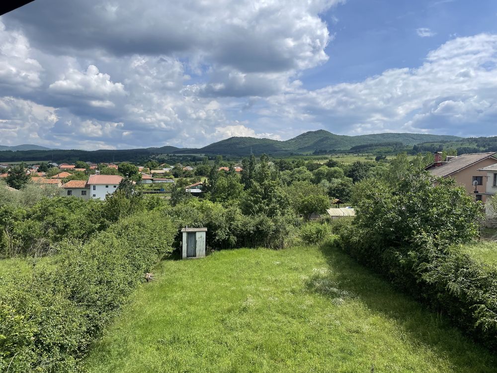 Двуетажна къща с гараж в село Кънчево