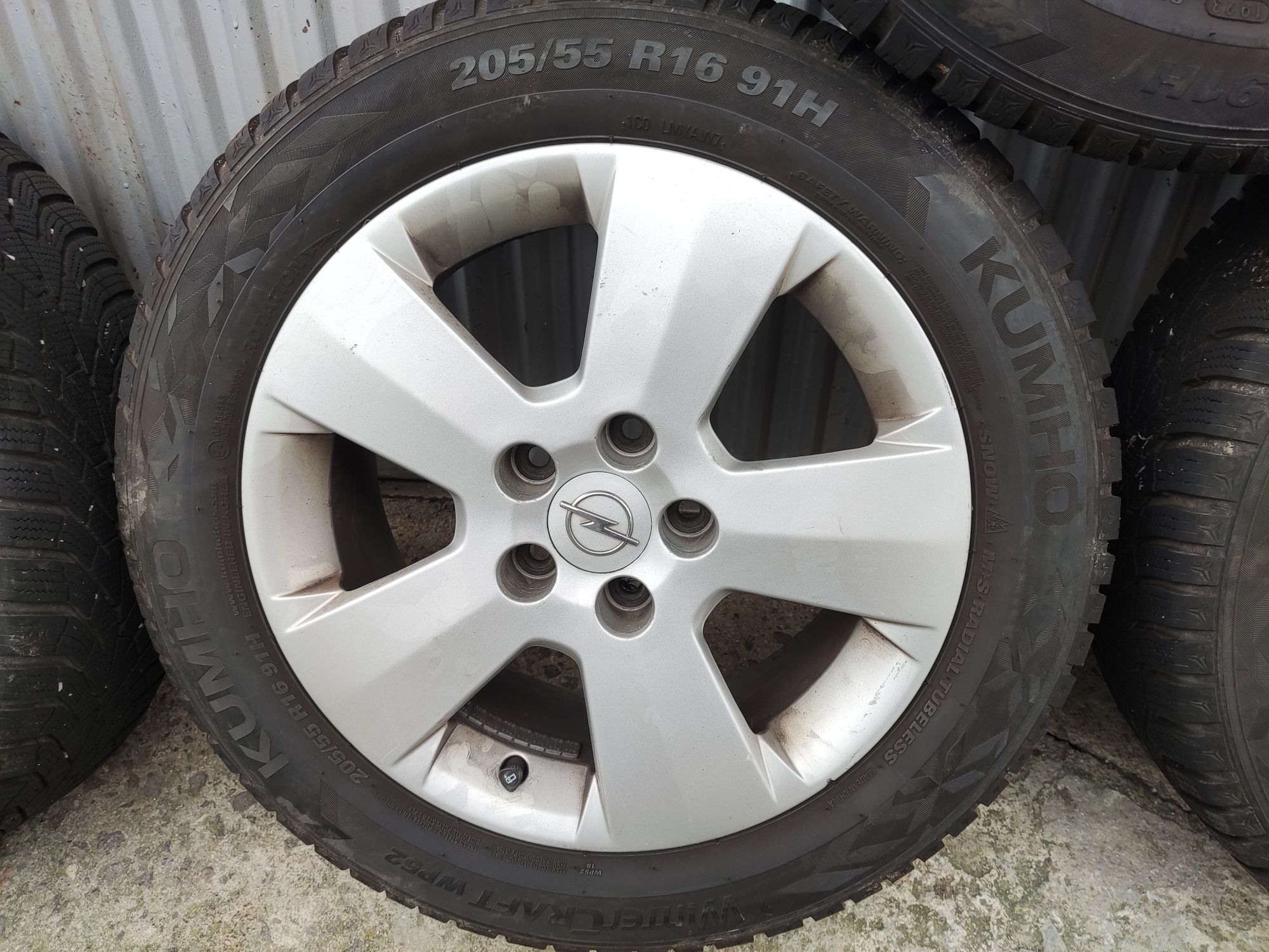 Зимни гуми 205 55 16 с алуминиеви джанти 5х110 R16" за Опел
