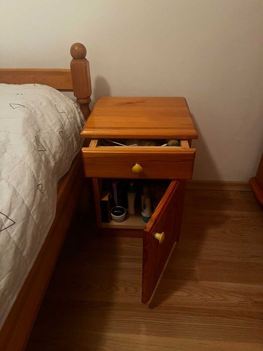 спалня от чам:дв. легло с еднолицев матрак,2 нощ. шкафчета,гардероб.