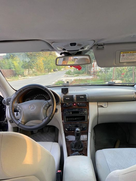 Vând Mercedes C180