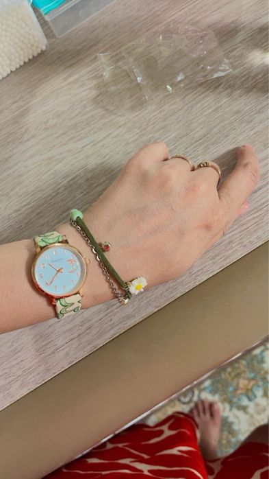 Часы модные наручные, некоторые из них Unisex. Имеется коробка.