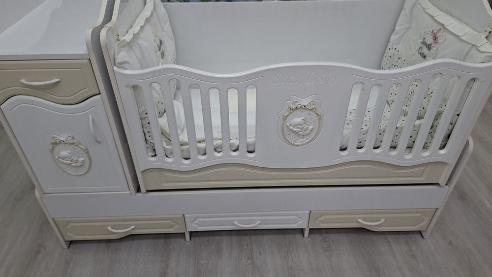 Кровать для маленьких детей или детская кровать.