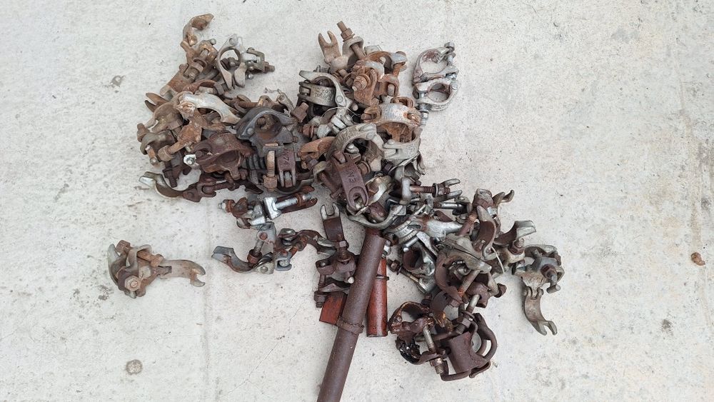 Продавам тръби за скеле и жабки