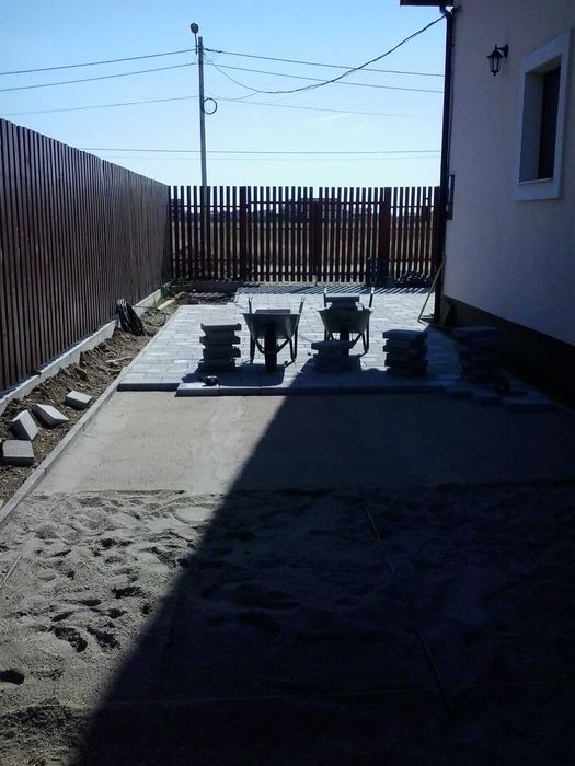 Montam pavaje, amenajam spatii verzi