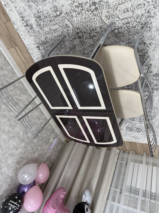 Продам стол в комплекте со стульями