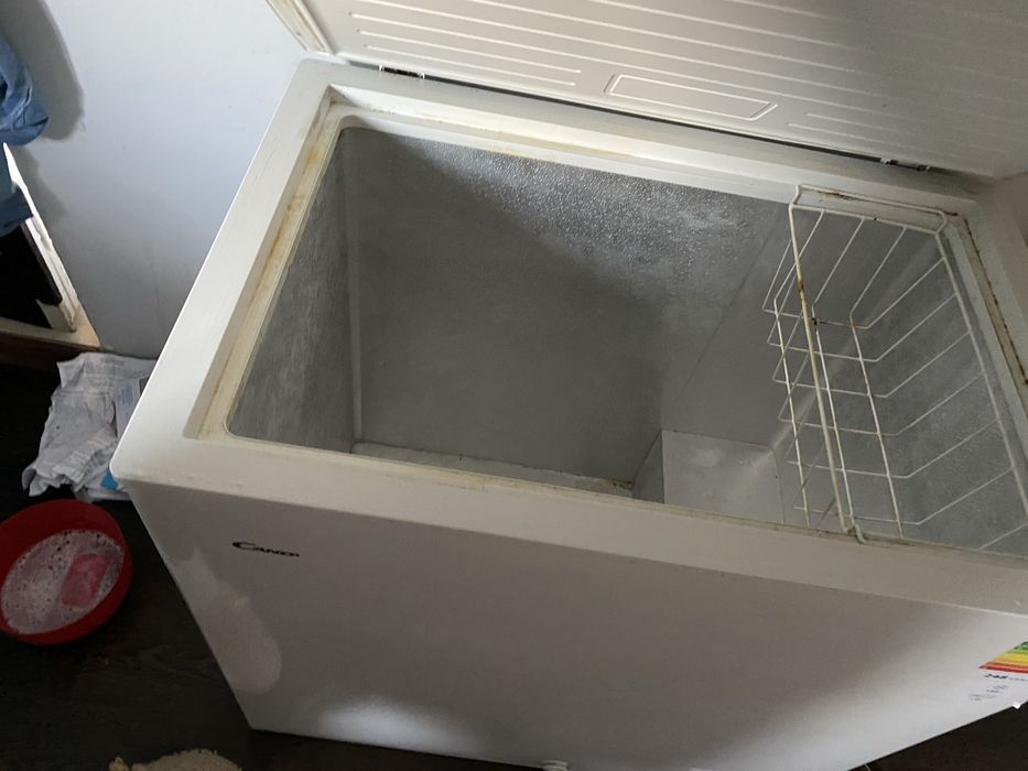 Lada frigorifica cu prezente urme de uzura vizibile in imagini