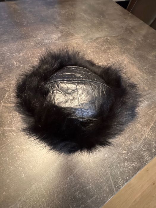 Ефектна зимна шапка с естествена кожа и косъм