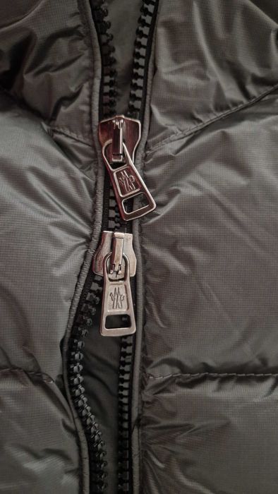 Moncler дълъг елек с качулка