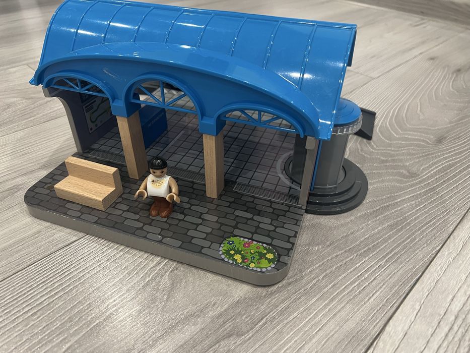 Дървена гара с аксесоари