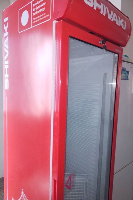 Витрина холодильник сотилади.