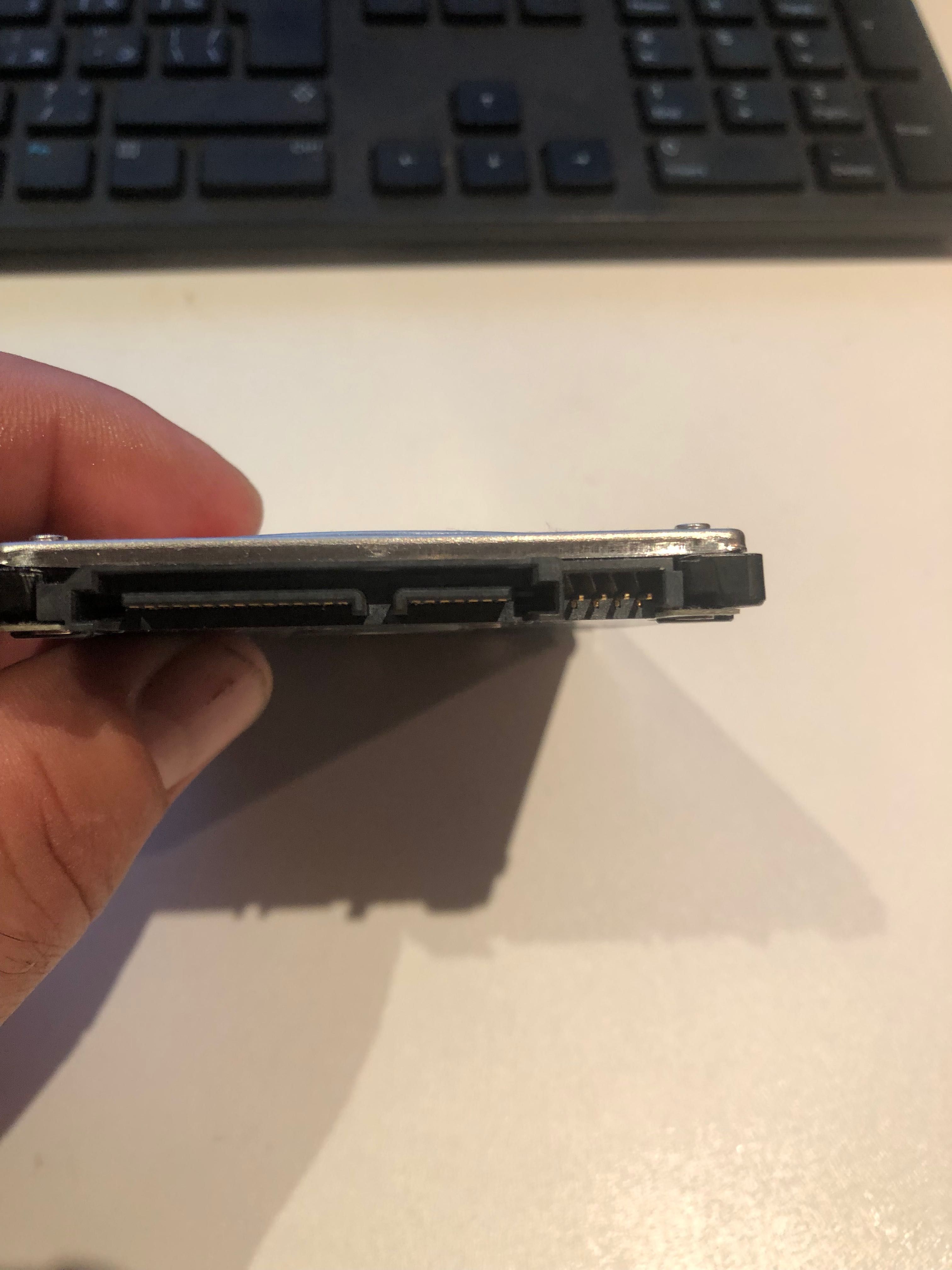 TOSHIBA.  2000,3 GB  Ноутбук учун..
