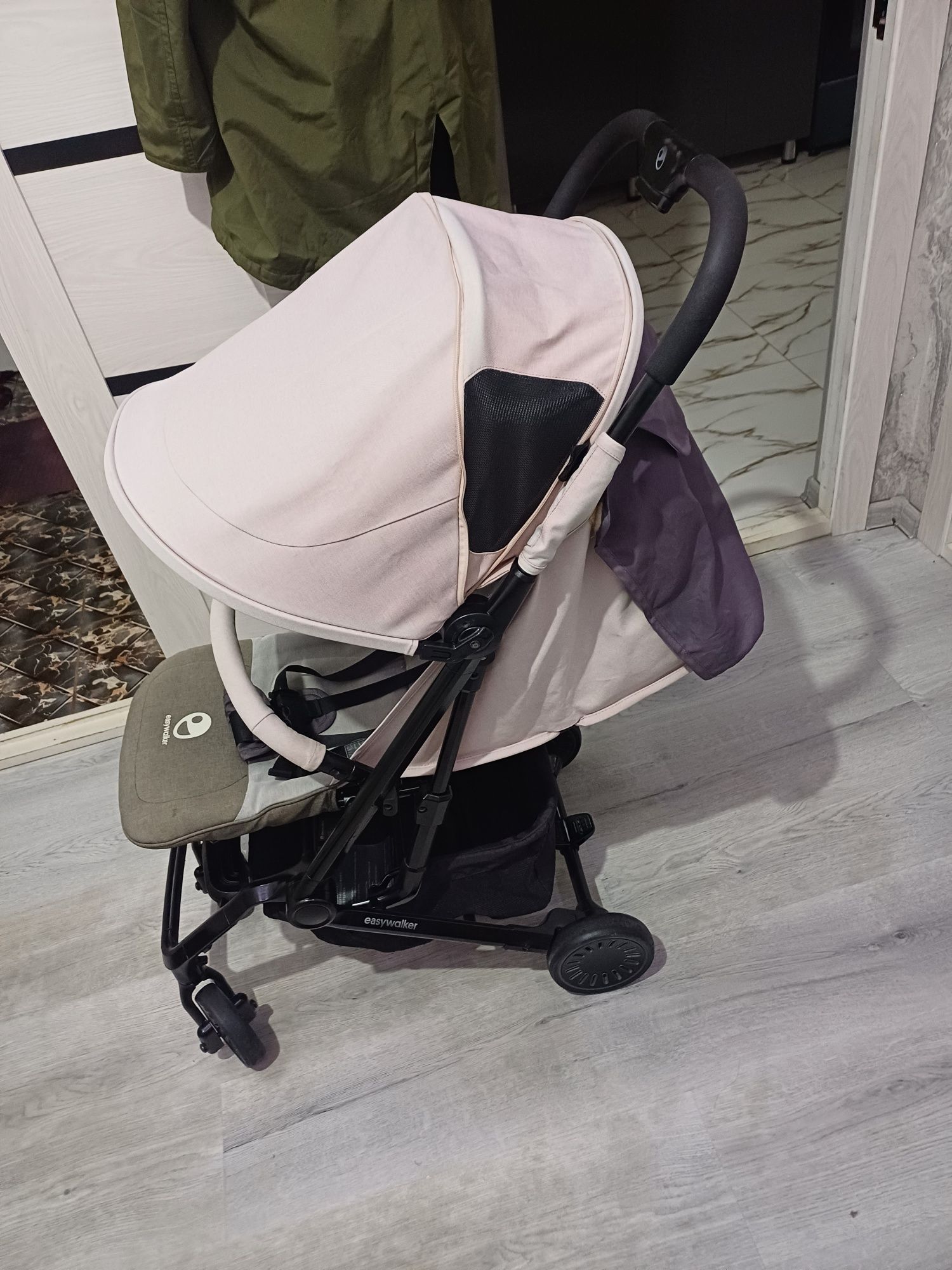 Продаётся фирменный чемодан коляска Easywalker Disney