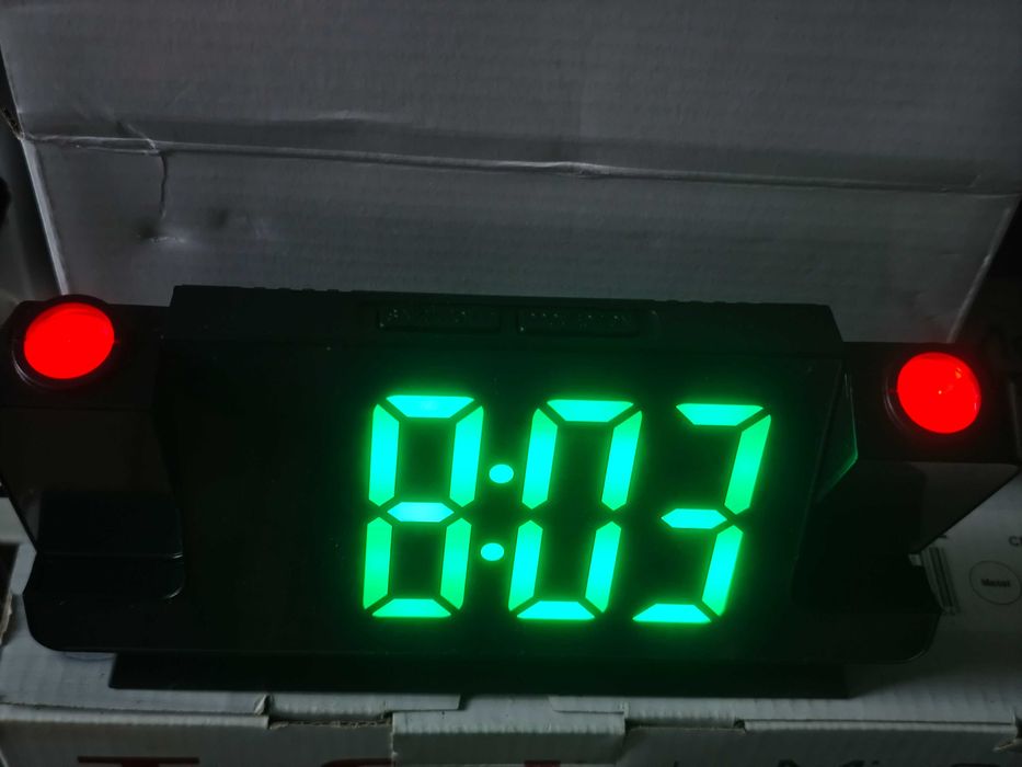 Часовник прожектиращ часа и температурата на тавана има и аларма