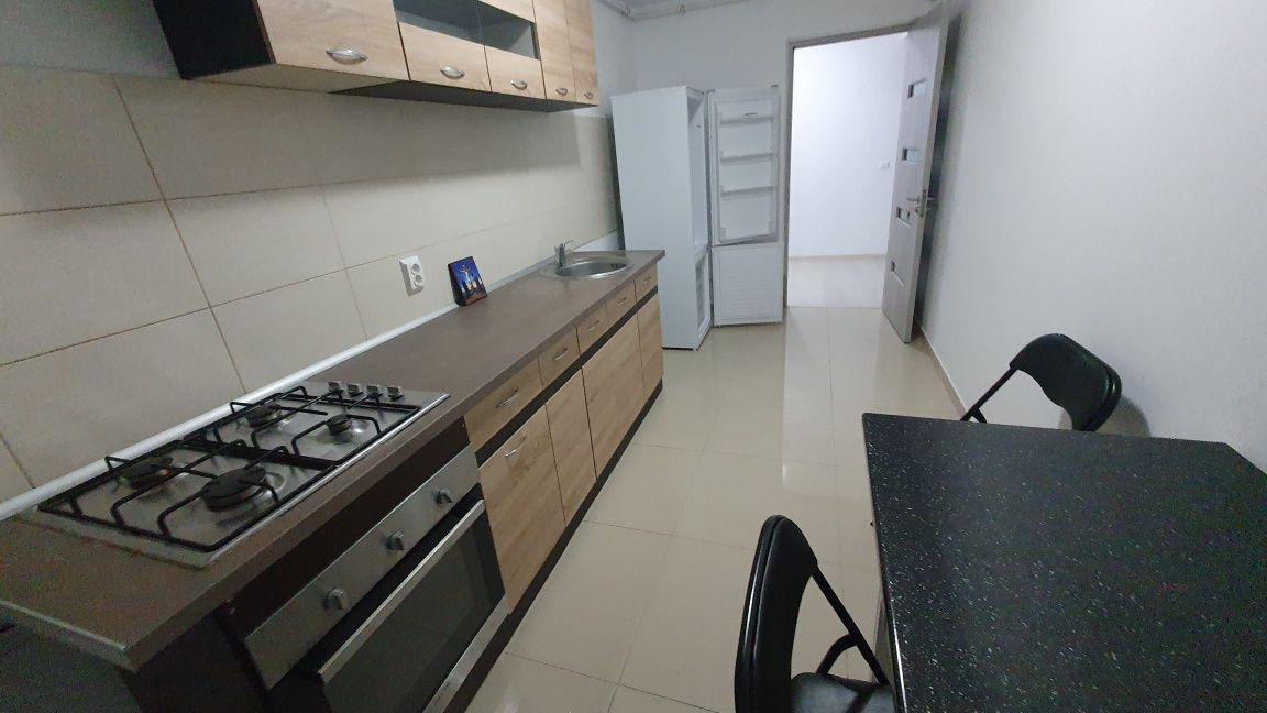 Închiriez apartament spațios.