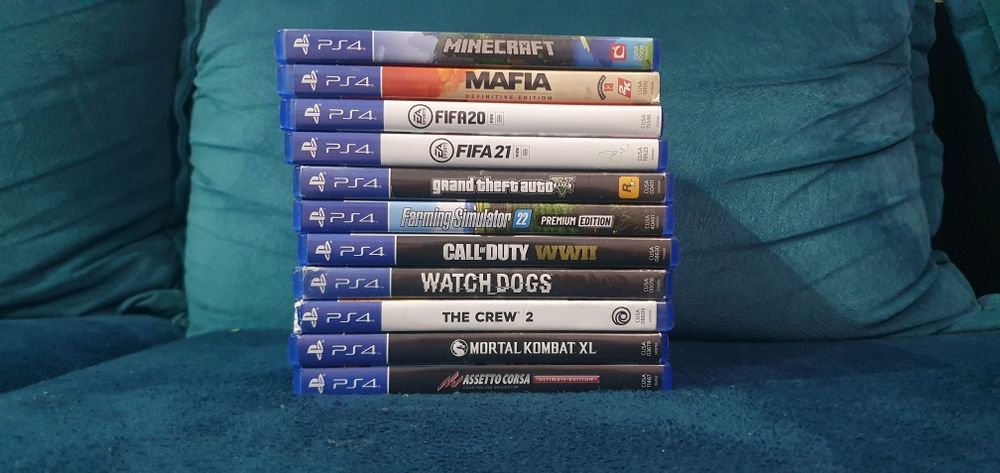 Vând PS4 PRO 1T  în stare impecabila plus jocuri.