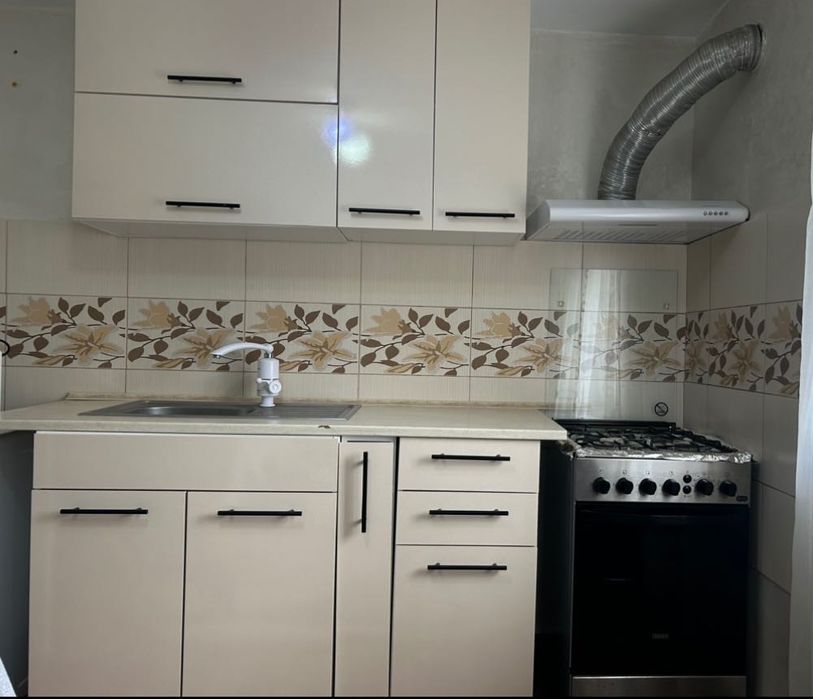 Mobila lucioasa de bucatarie bej